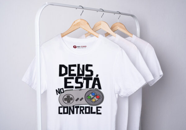 Mockup Camisa DeusEstaNoControle 002 - Igreja Batista em Cristo