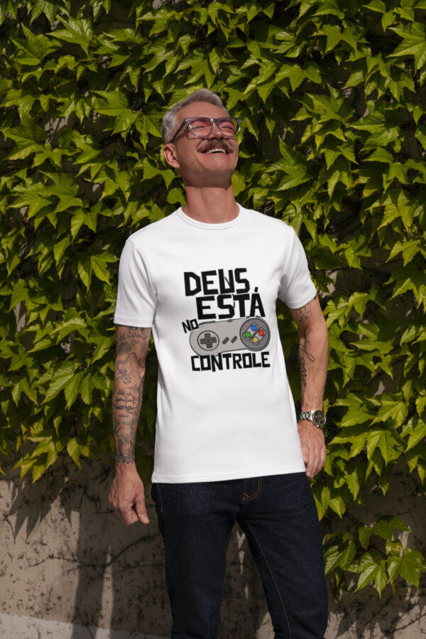 Mockup Camisa DeusEstaNoControle 004 - Igreja Batista em Cristo